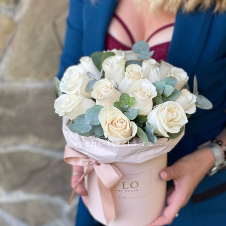 Цилиндр из белых роз в Мурманске