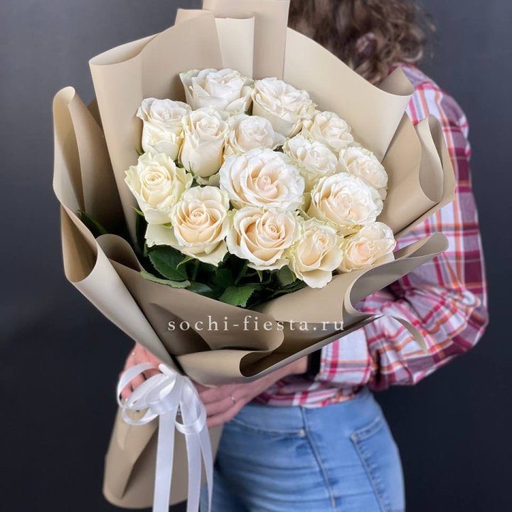 15 белых роз кофе в Мурманске