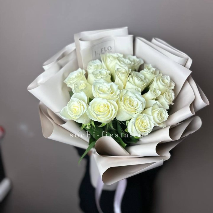19 белых роз  в Мурманске