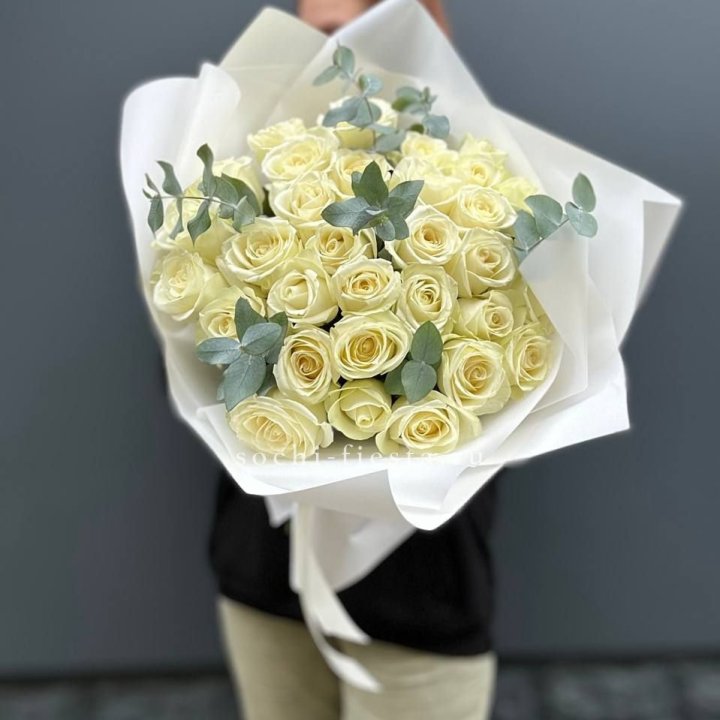 31 белая роза с эвкалиптом в Мурманске