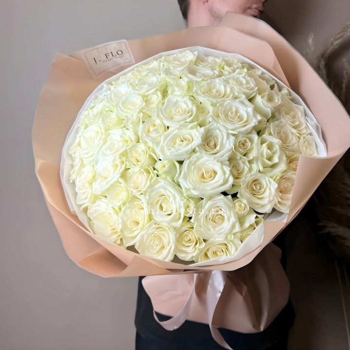 51 белая  роза в оформлении в Мурманске