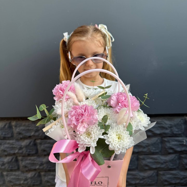 Сумочка из стойких хризантем и диантуса в Мурманске