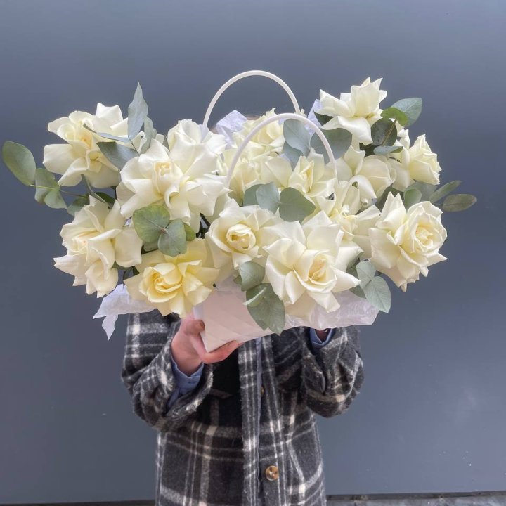 15 белых роз в сумочке в Мурманске