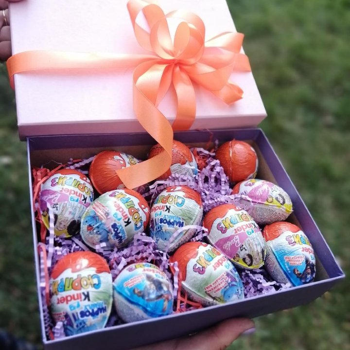 Коробка с киндерами в Мурманске