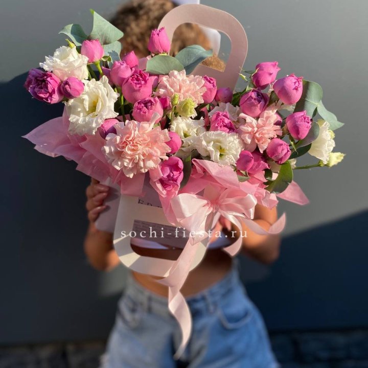 Сумочка с кустовой розой и диантусами в Мурманске