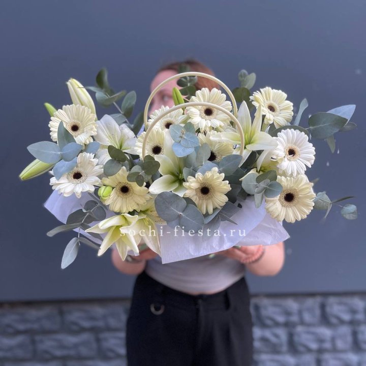 Сумочка лилии и герберы в Мурманске