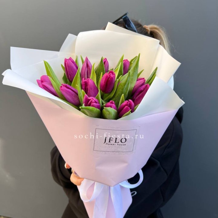 15 пурпурных тюльпанов в Мурманске