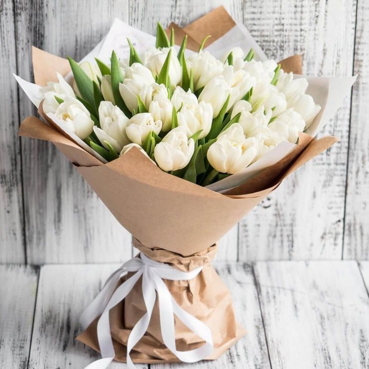 25 белых тюльпанов в Мурманске