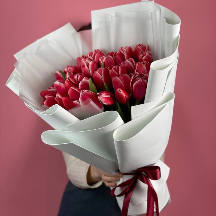 Букет красных тюльпанов в Мурманске